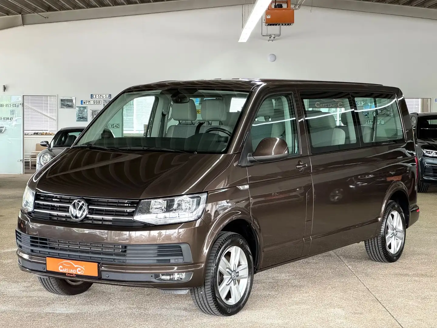 Volkswagen T6 Caravelle 2.0 TDI lang 9Sitz STHZ*AHK*SHZ*NAV Bruin - 1