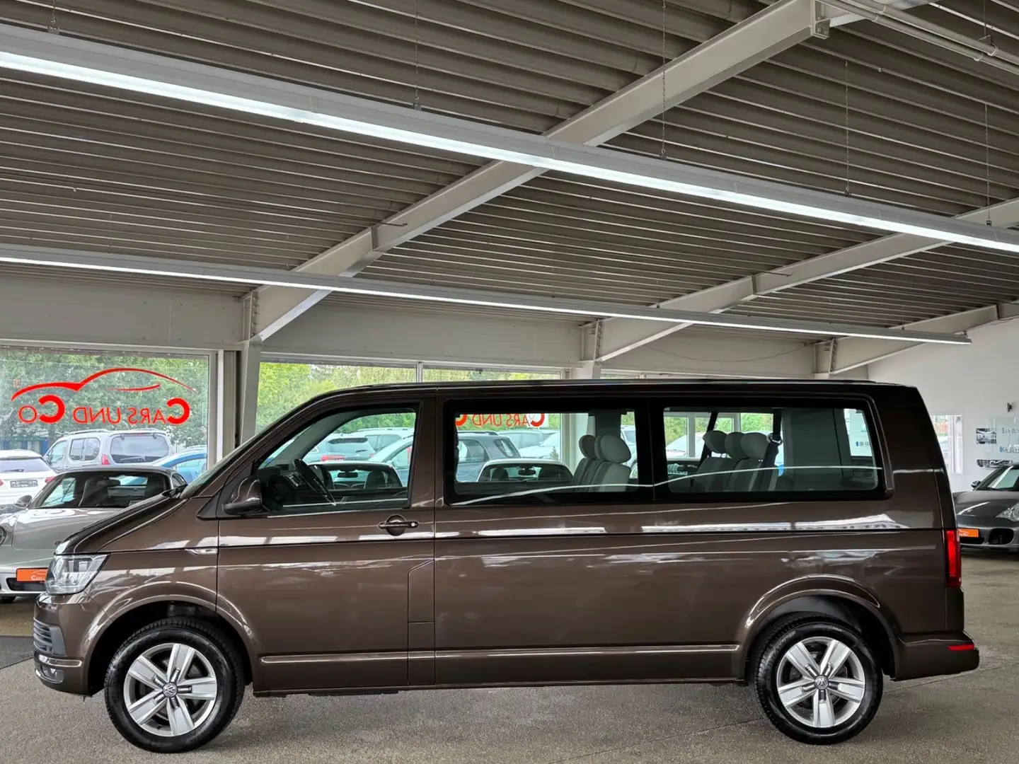 Volkswagen T6 Caravelle 2.0 TDI lang 9Sitz STHZ*AHK*SHZ*NAV Bruin - 2