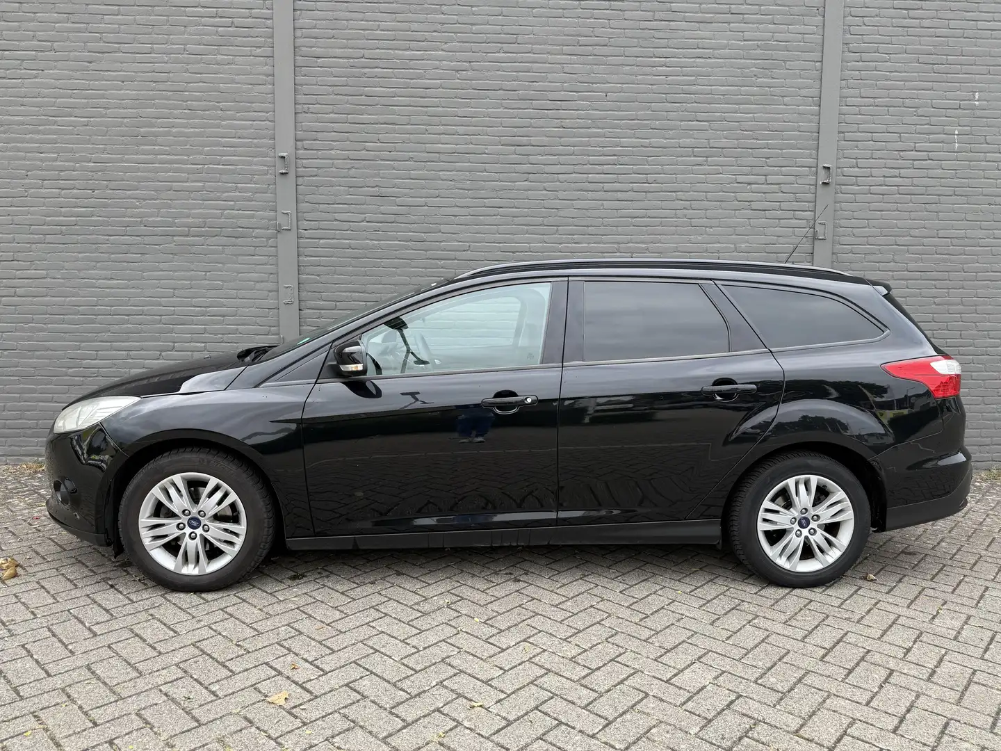Ford Focus Wagon 1.0 EcoBoost Edition Plus Zwart - 2