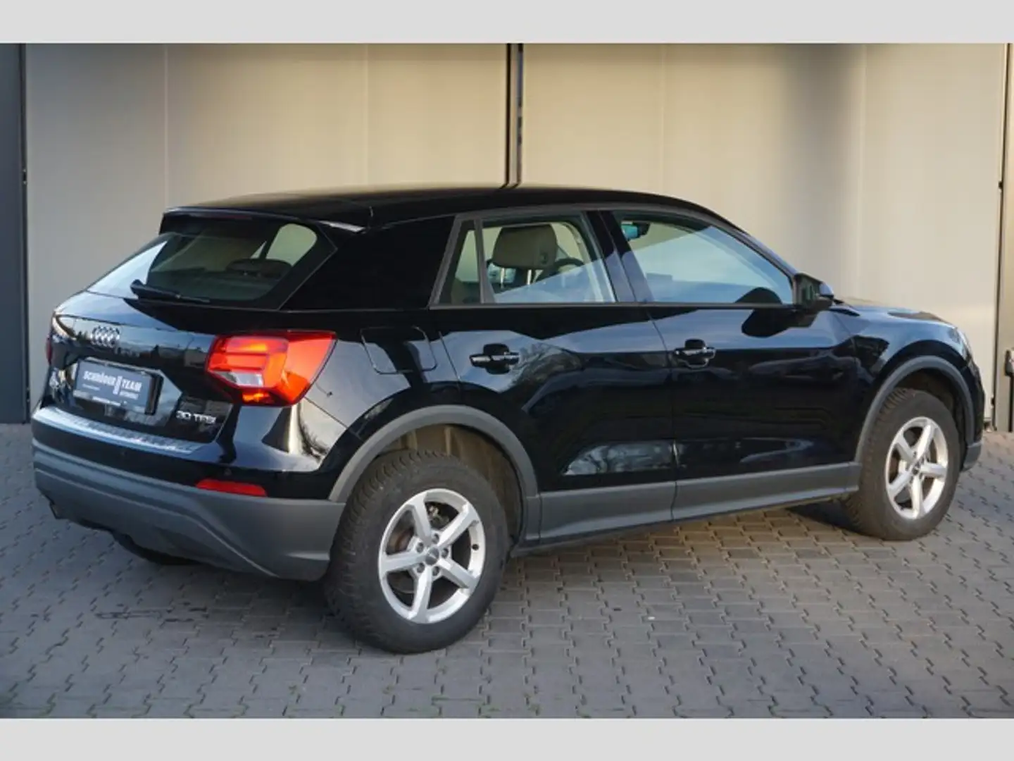Audi Q2 30 TFSi S tronic AHK PDC Schwarz - 2