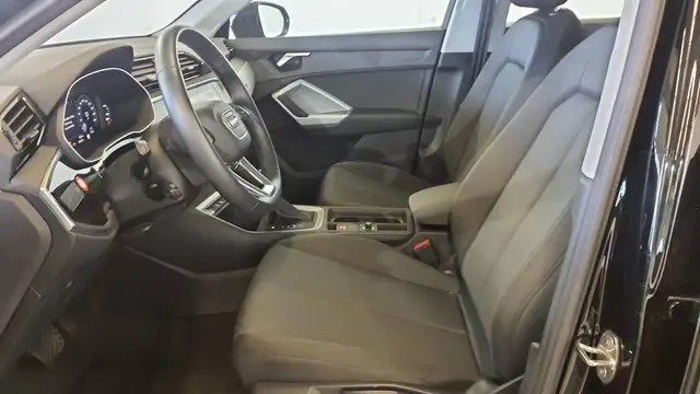 Audi Q3 view 11
