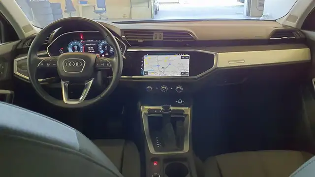 Audi Q3 view 10