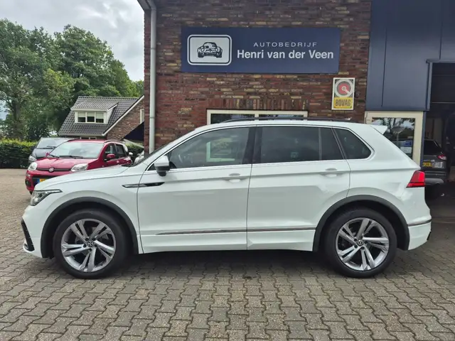 Volkswagen Tiguan view 2