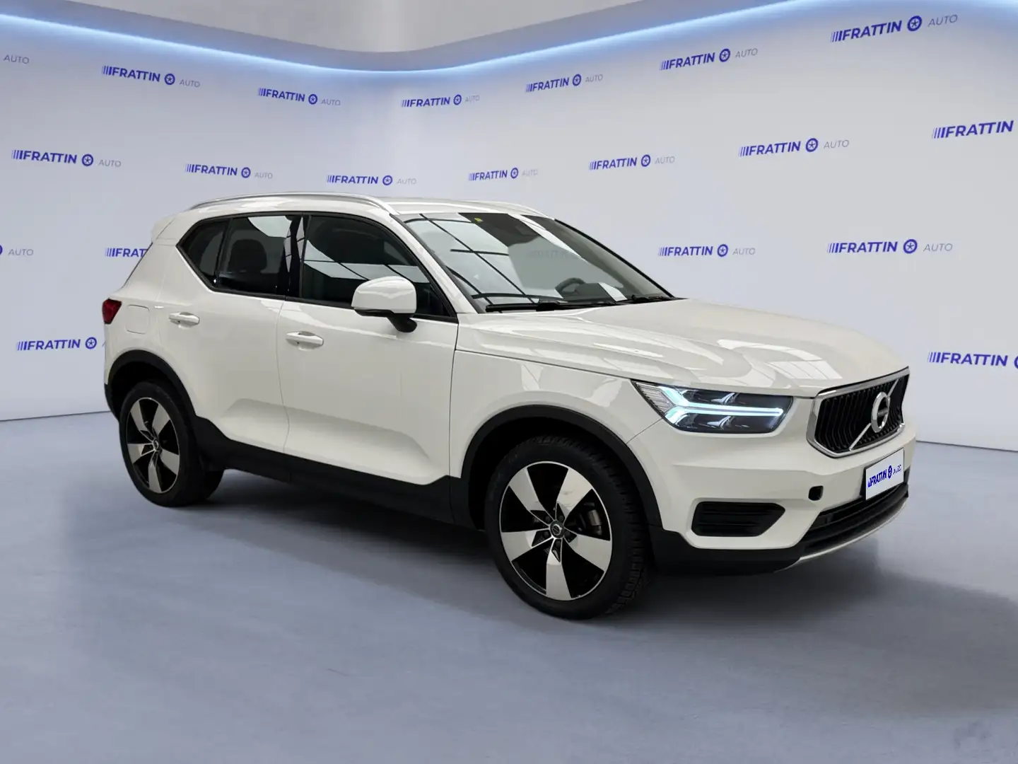 Volvo XC40 D3 AWD Geartronic Momentum Bianco - 2