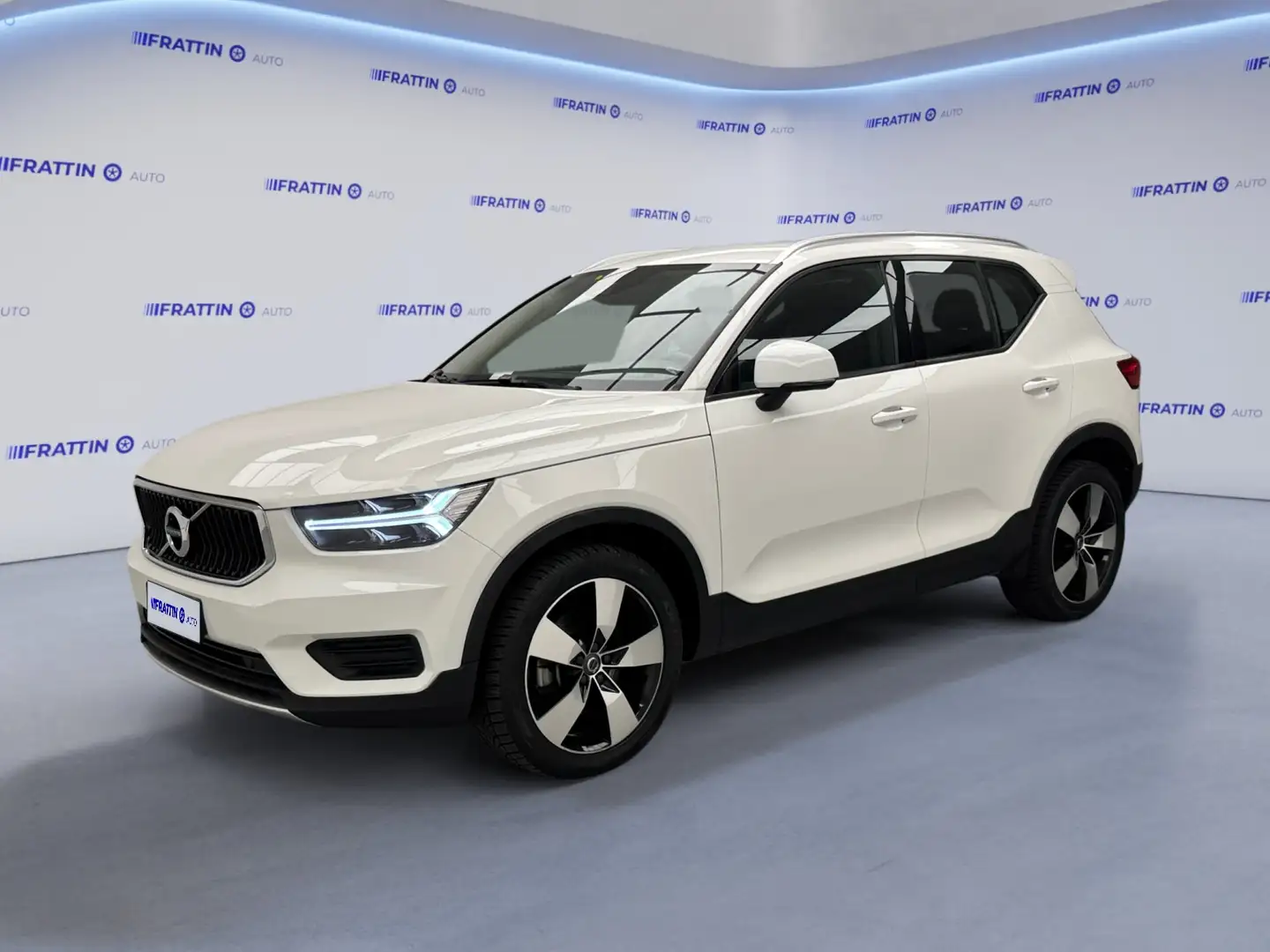 Volvo XC40 D3 AWD Geartronic Momentum Bianco - 1