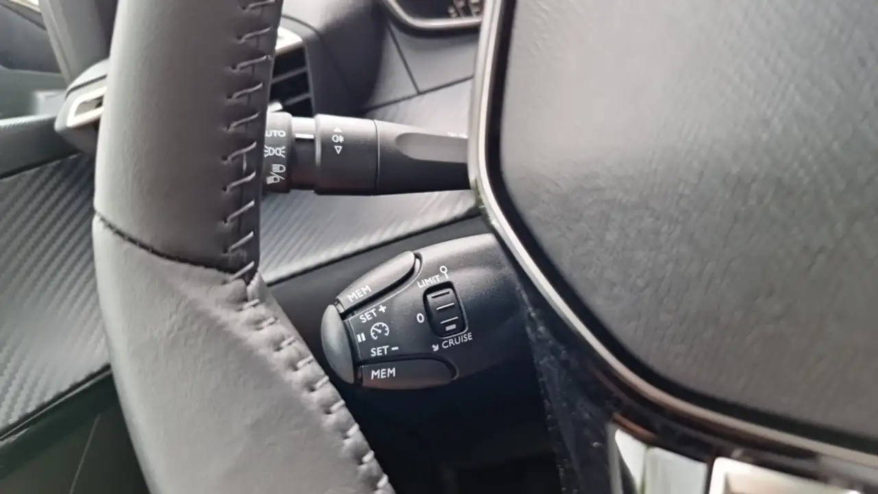 Peugeot 208 208 — photo 23