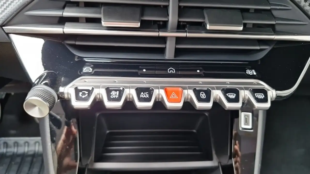 Peugeot 208 208 — photo 18