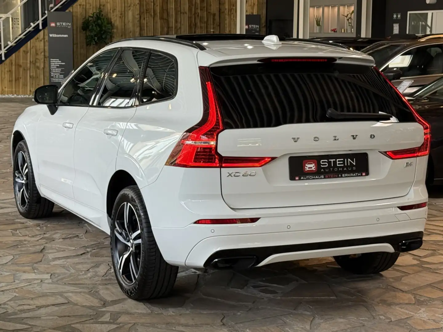 Volvo XC60 R Design Harman-Kardon Pano Totwinkel Cam Weiß - 2
