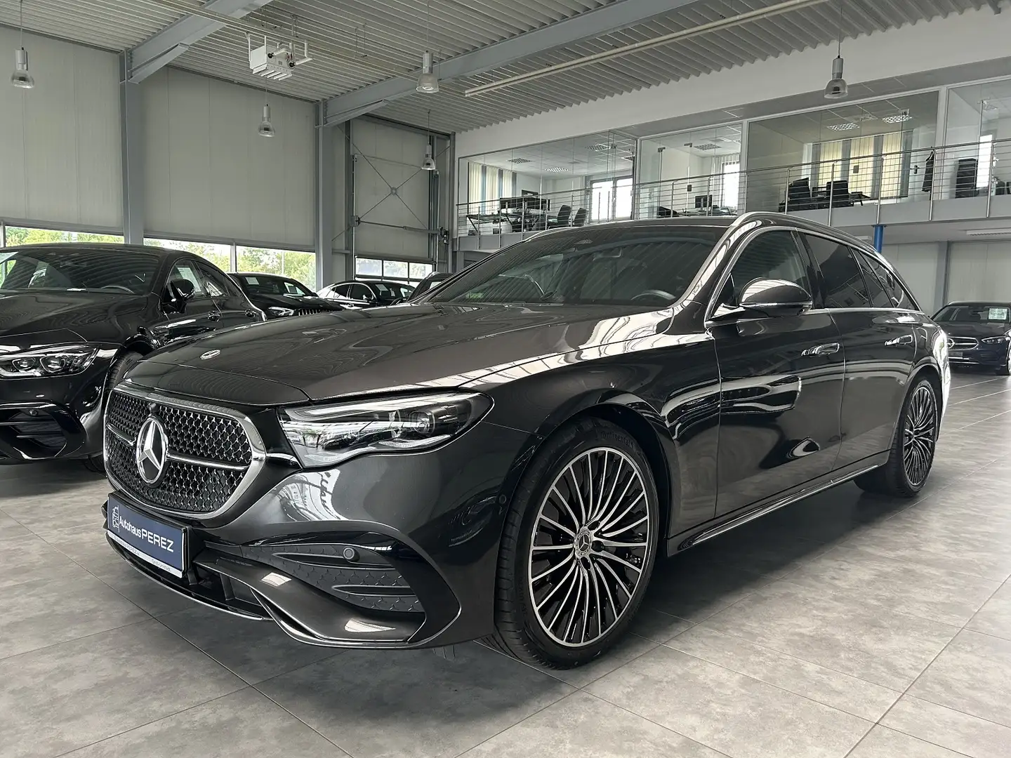 Mercedes-Benz E 200 T AMG ADVANCED PLUS DISTRONIC-AIRMATIC-360 Gris - 2