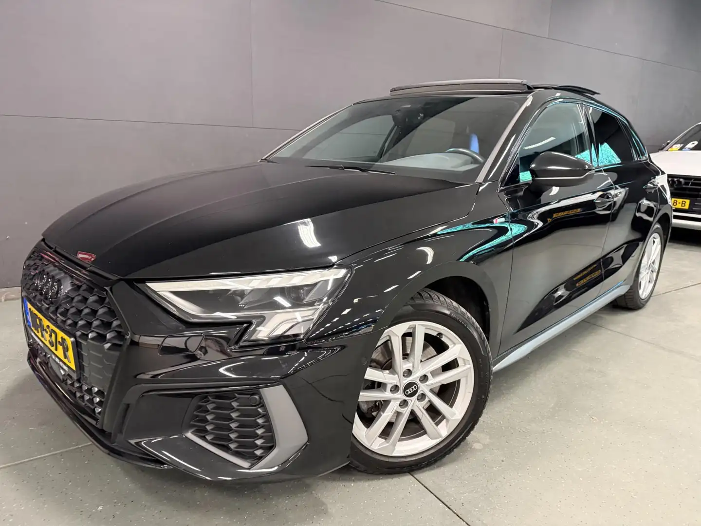 Audi A3 Sportback 35 TFSI 3x S-LINE BLACK-LINE PANO/SFEERV Zwart - 2
