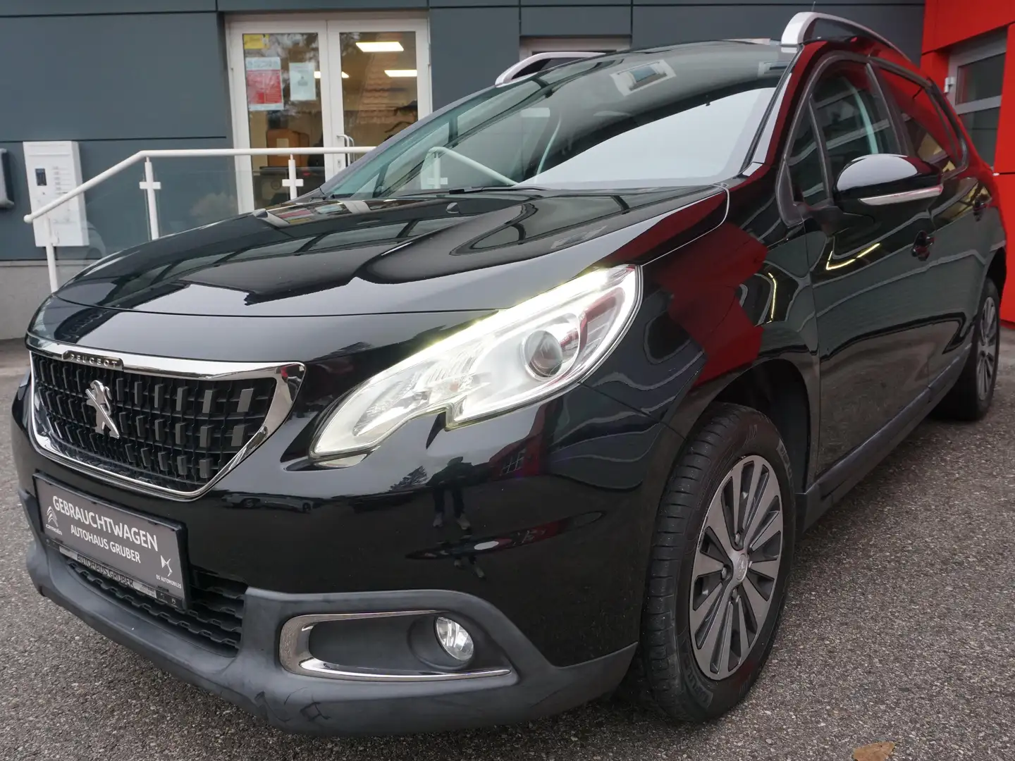 Peugeot 2008 1,6 Blue HDi Style Schwarz - 1