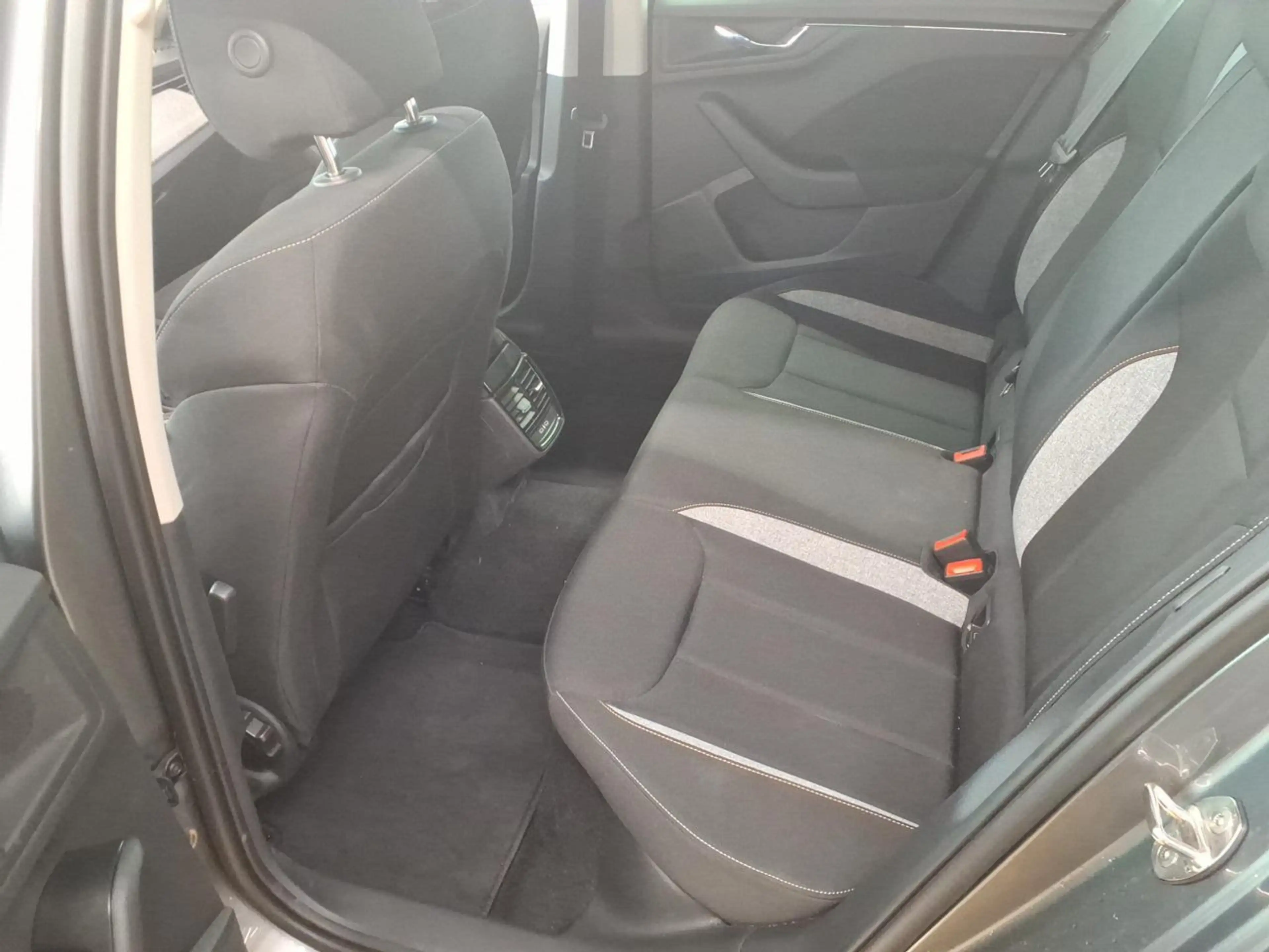 Skoda Kamiq 1.0 TSI DSG TOUR*MATRIX*AHK*KAMERA*SHZ*NAV — photo 4