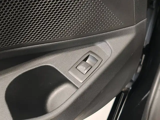 BMW 3 Series view 24