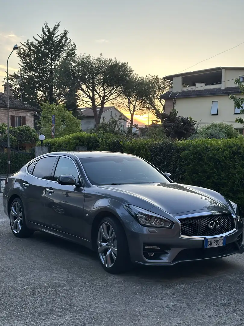Infiniti Q70 - 1