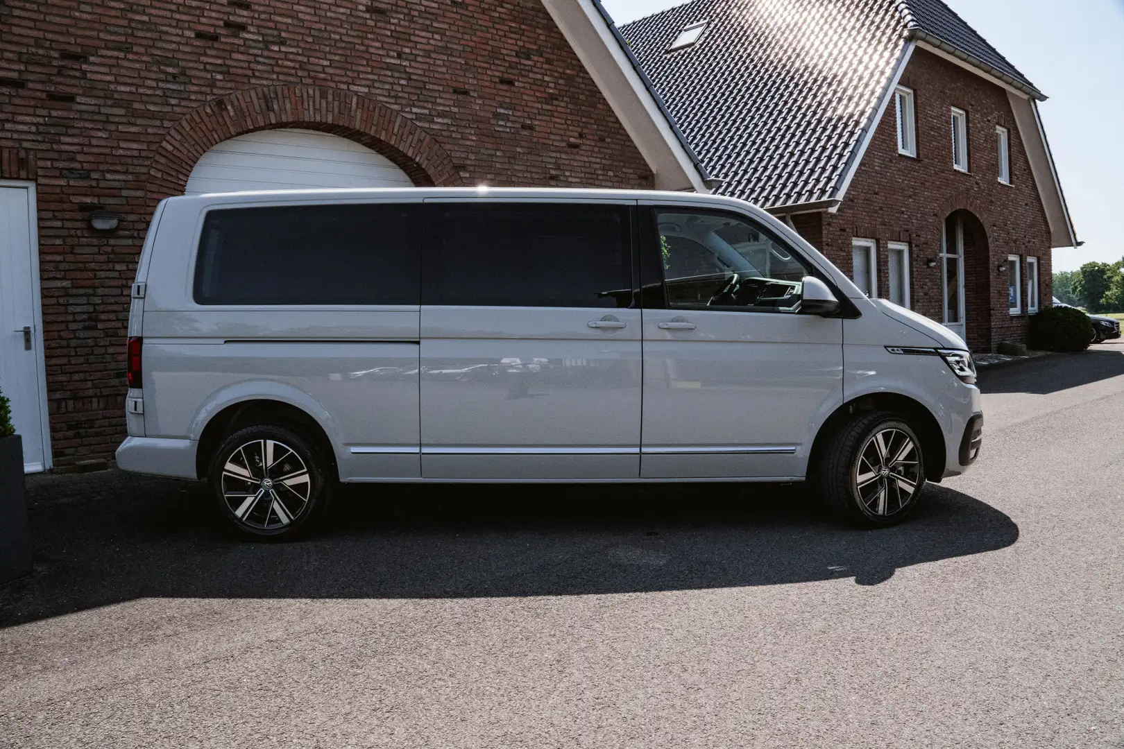 Volkswagen T6.1 Caravelle 2.0 TDI 204 PK DSG L2H1 A-Deuren ACC | LED | Leder Grijs - 2