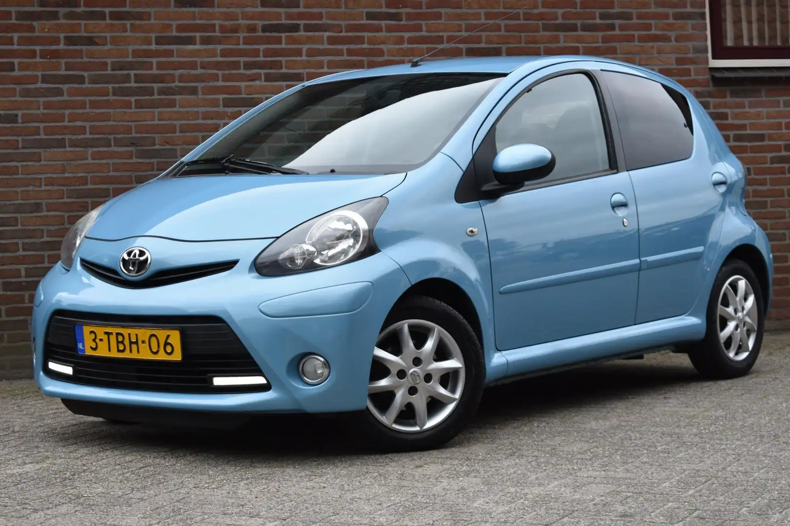 Toyota Aygo 1.0 VVT-i Dynamic Blue '14 Airco NL Auto Inruil mo Blauw - 1