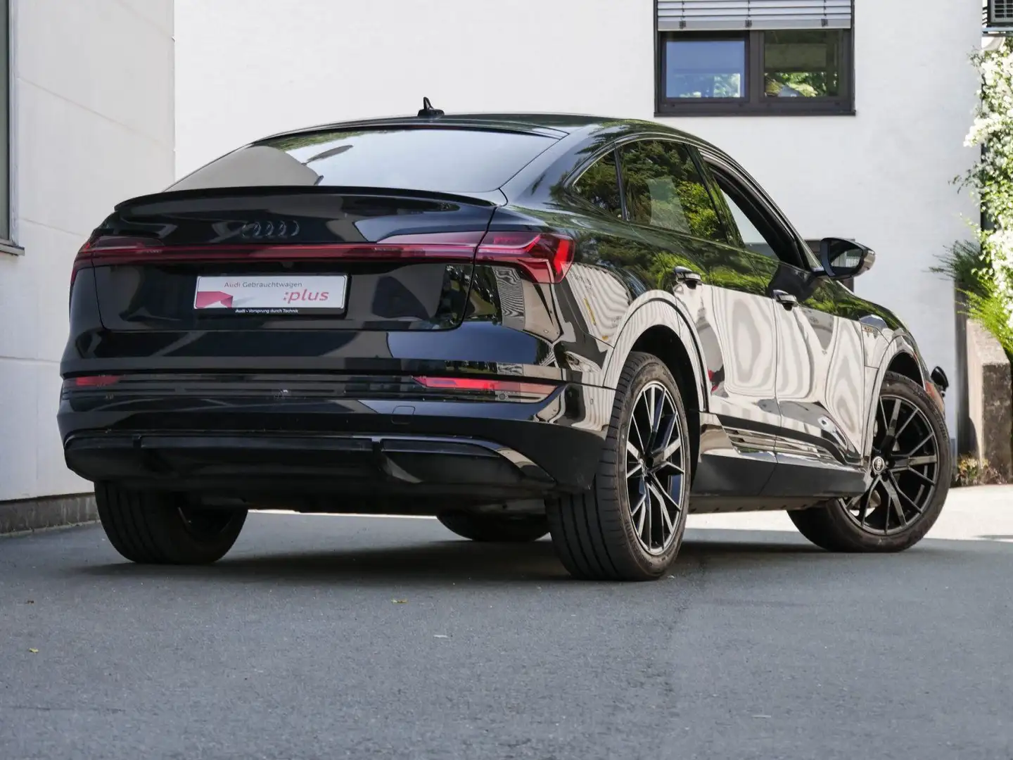 Audi e-tron nza 55 quattro 300 kW S-Line Bl Schwarz - 2