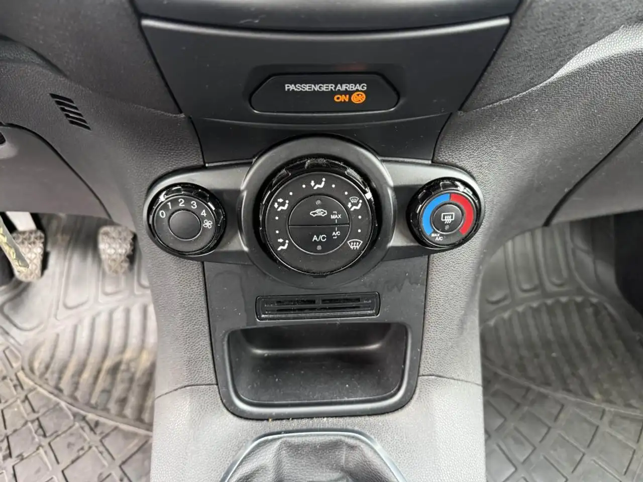 Ford Fiesta 5 portes — photo 17