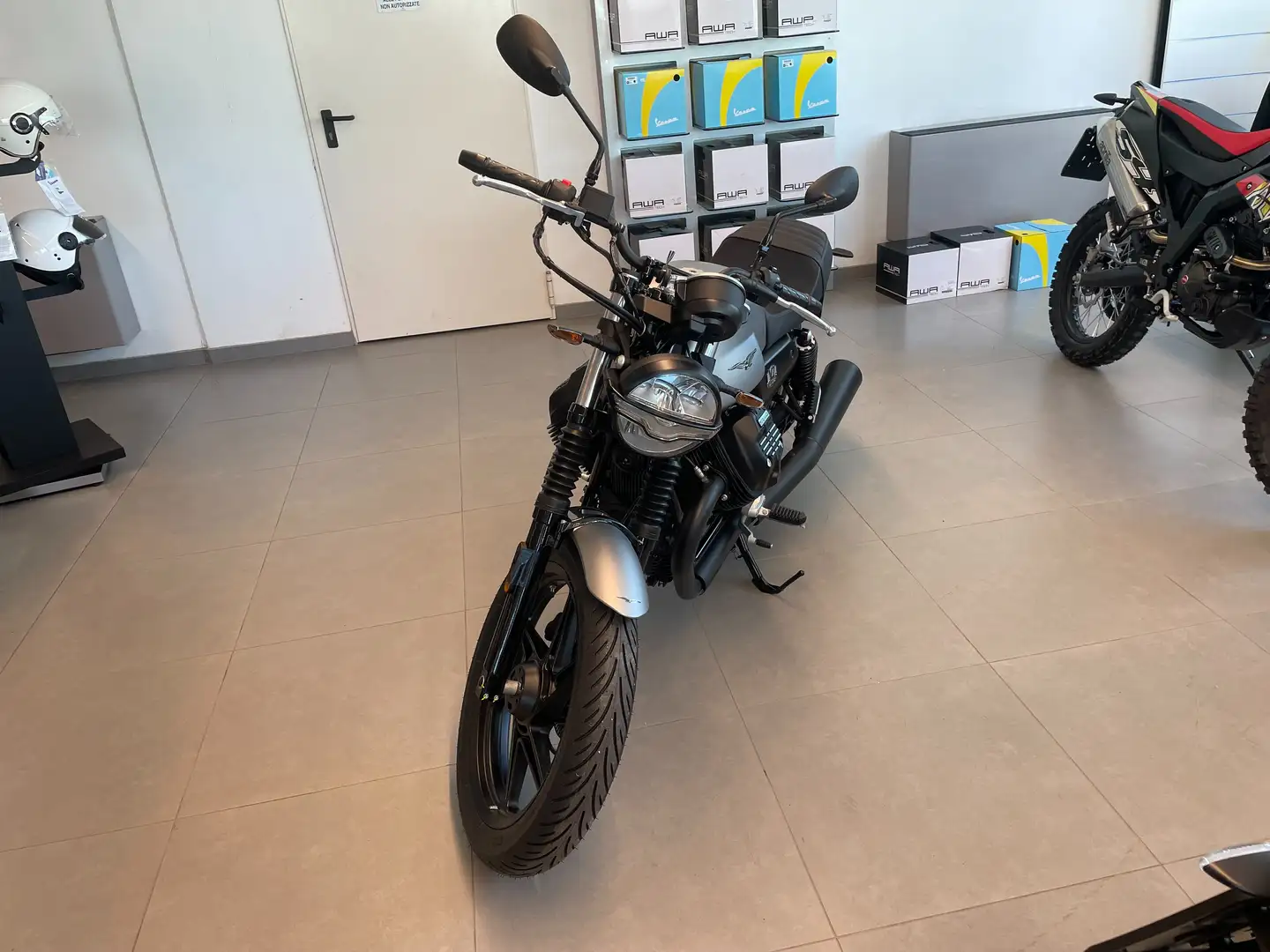 Moto Guzzi V 7 STONE Gri - 2