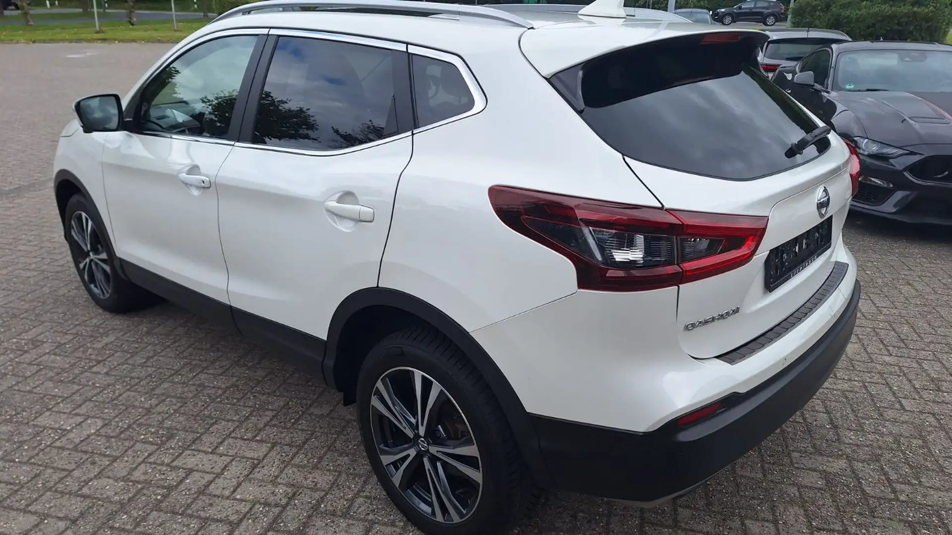 Nissan Qashqai 1.3 DCT N-Connecta *Automatik* Weiß - 2