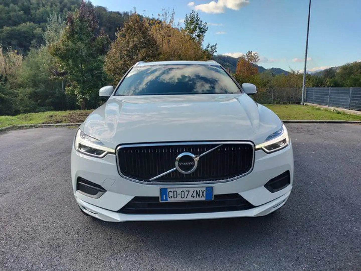 Volvo XC60 XC60 B4 (d) AWD Geartronic Momentum Pro Bianco - 2