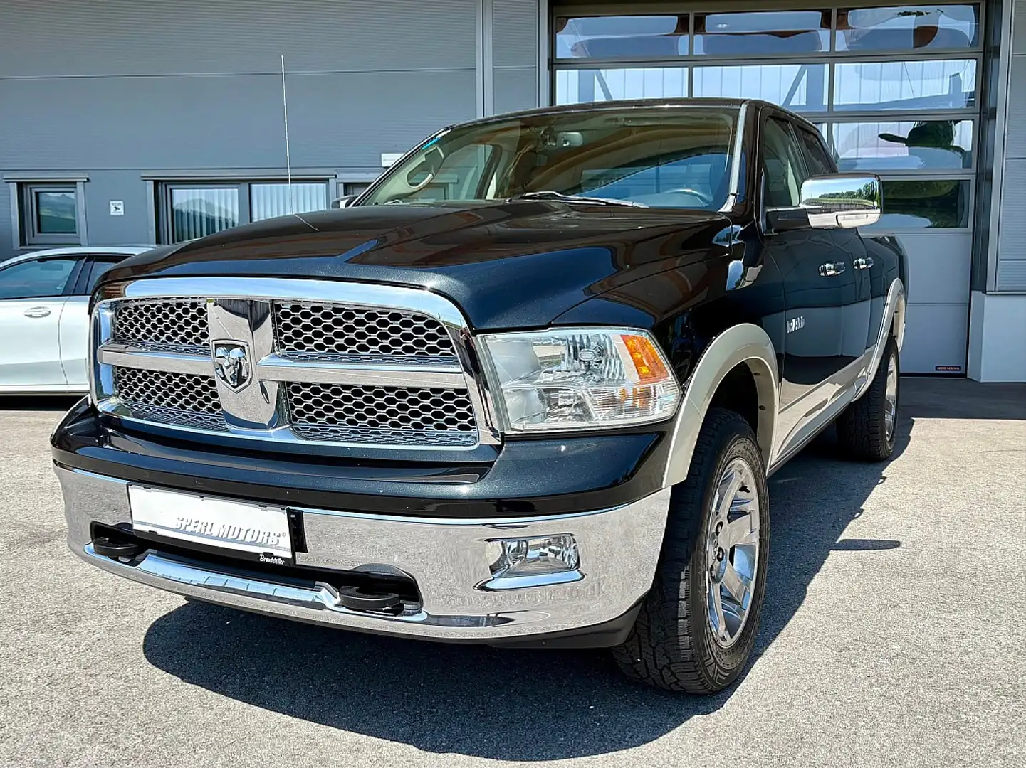 Dodge RAM Quad Cab Laramie Schwarz - 2
