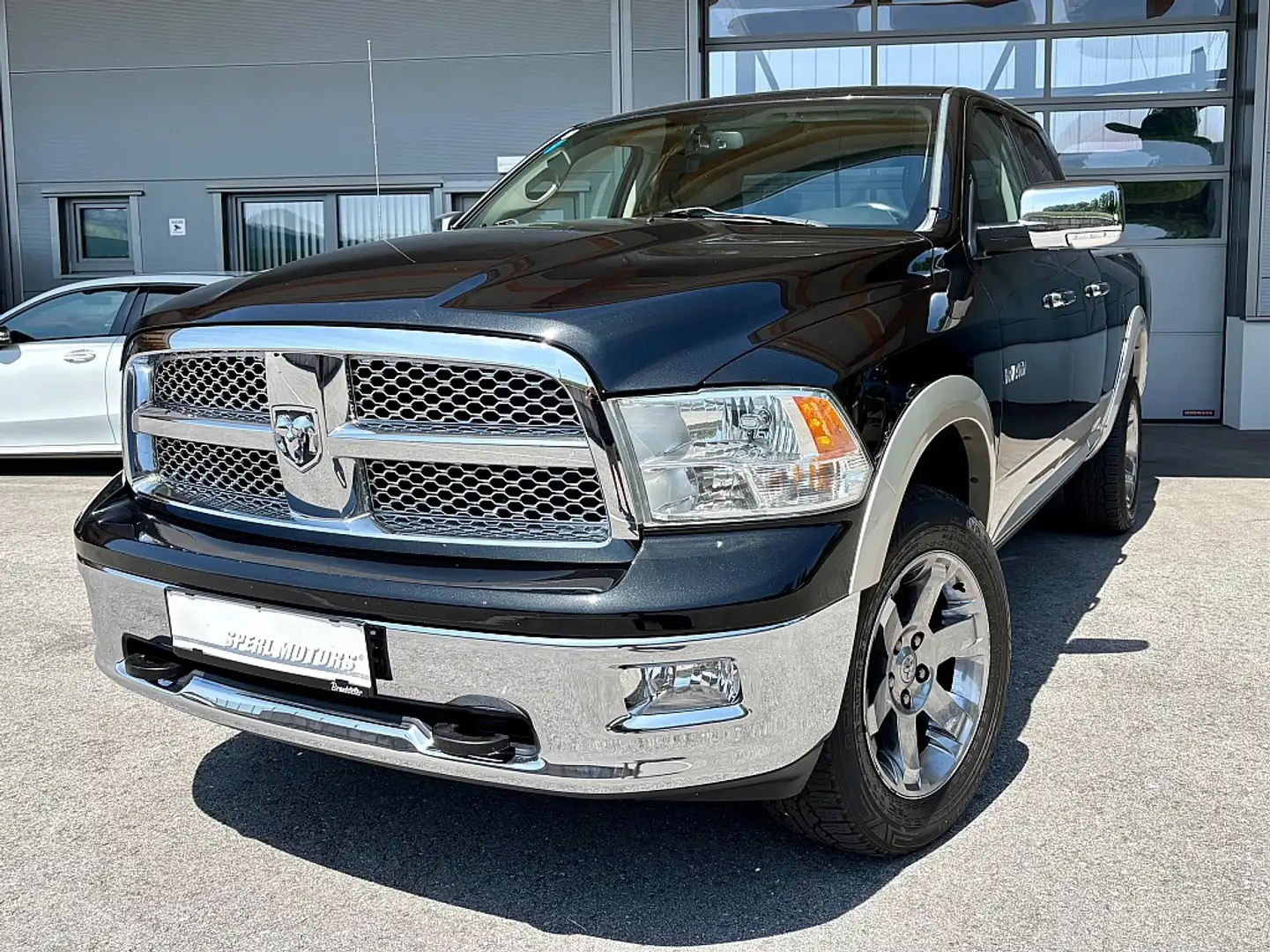 Dodge RAM Quad Cab Laramie Schwarz - 1