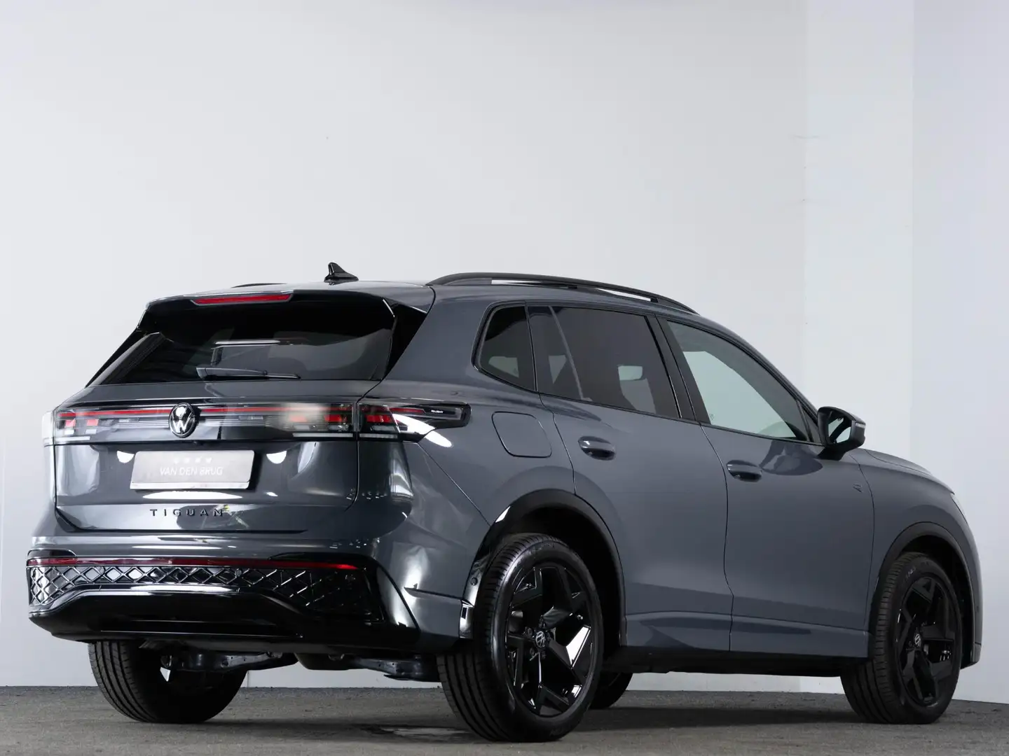 Volkswagen Tiguan R-Line 1.5 eTSI 150 PK DSG | Panoramadak | Black S Gris - 2