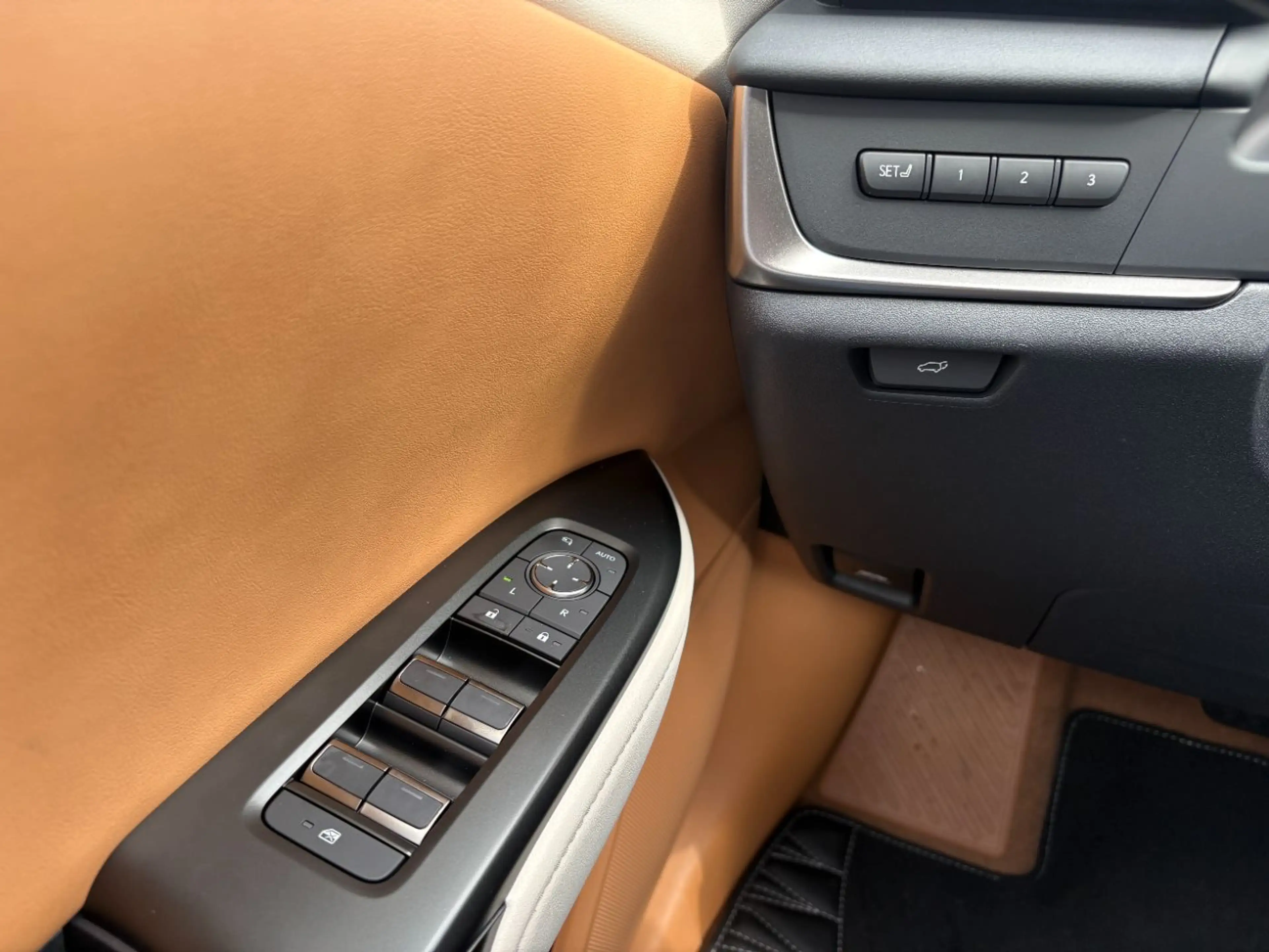 Lexus RZ 350e FWD Premium LED, Navi, Pano, Kamera, HUD — photo 12