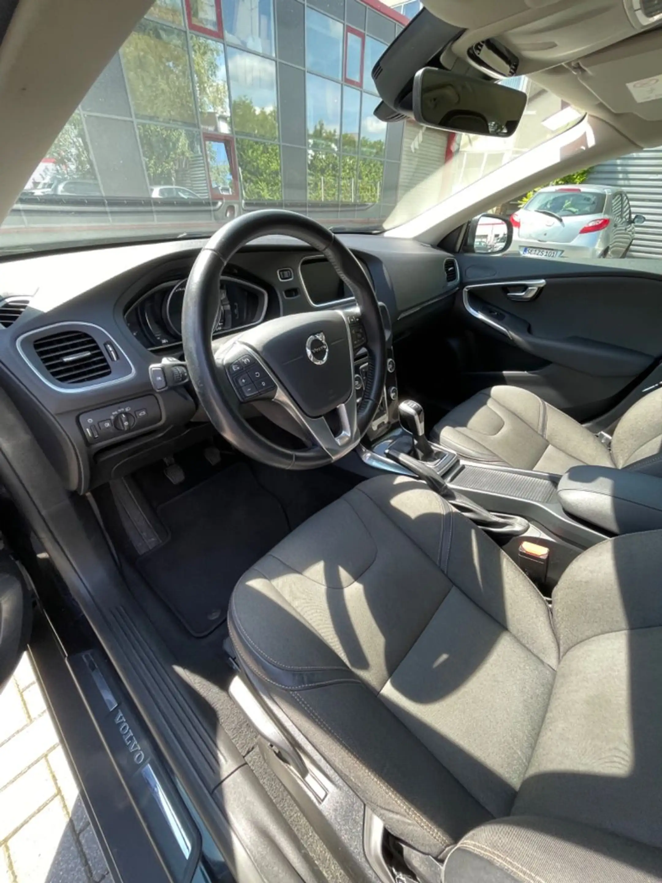 Volvo V40 Cross Country Momentum DIGITALER TACHO/LED — photo 9