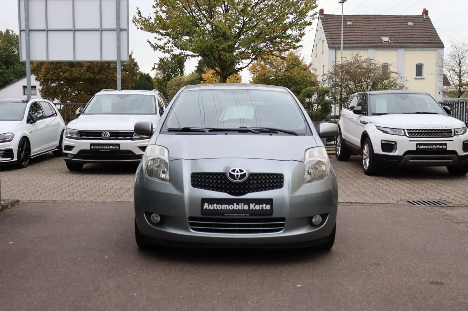 Toyota Yaris Executive Keyless Klima Automatik PDC Grau - 2