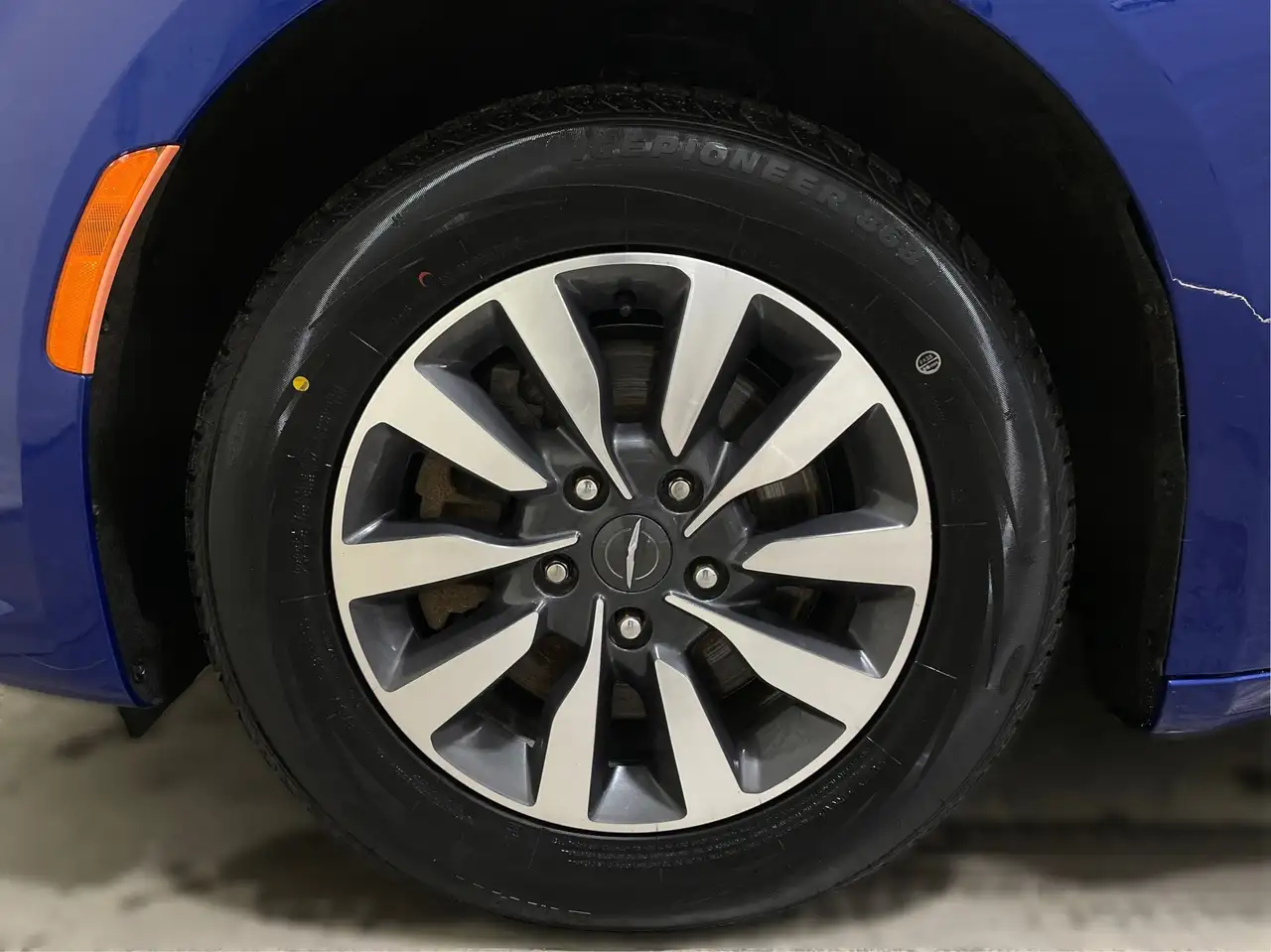Chrysler Pacifica photo Chrysler Pacifica