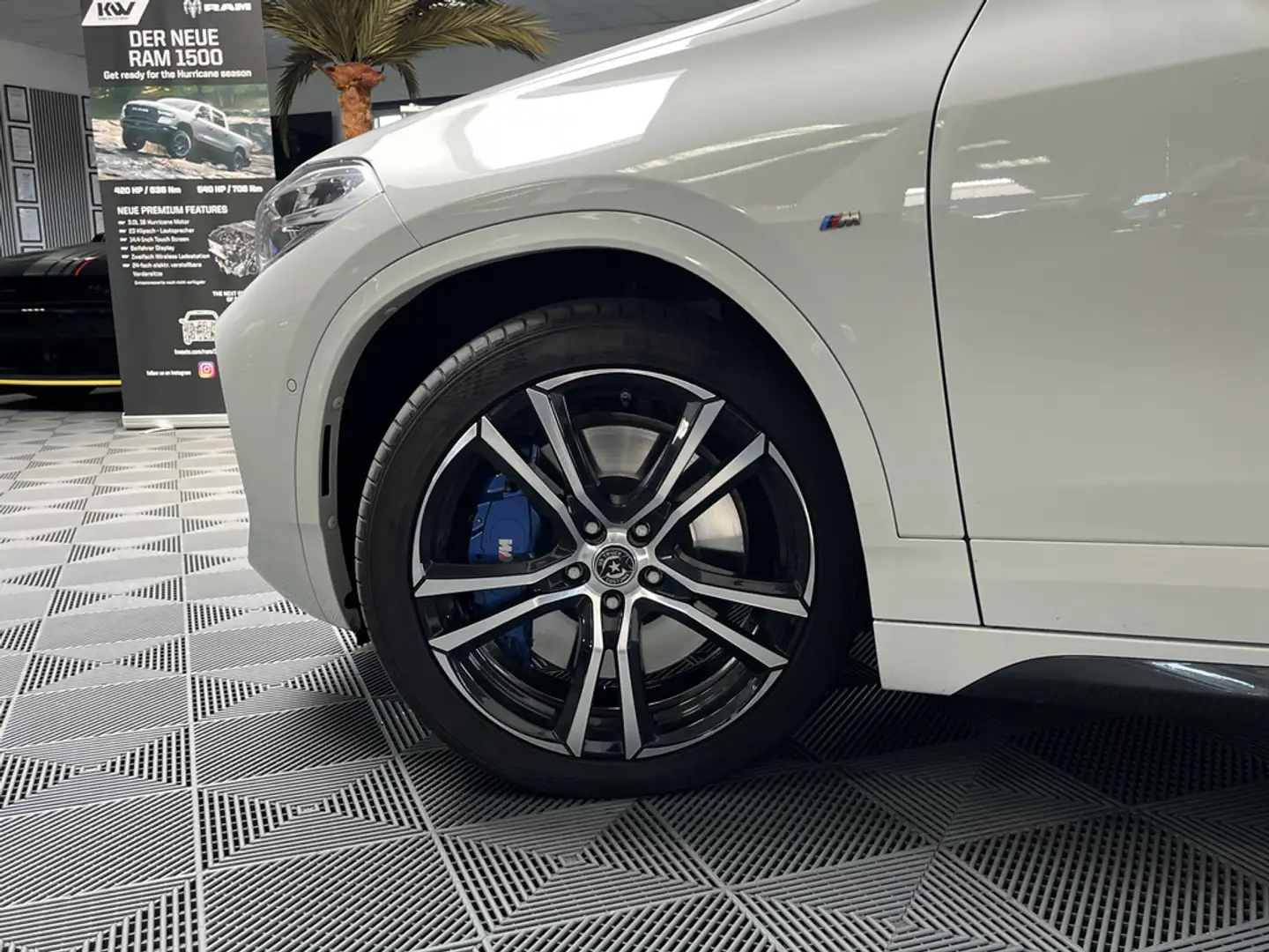 BMW X2 M 35i Facelift AHK HiFi NAVI HUD LED PANO Weiß - 2