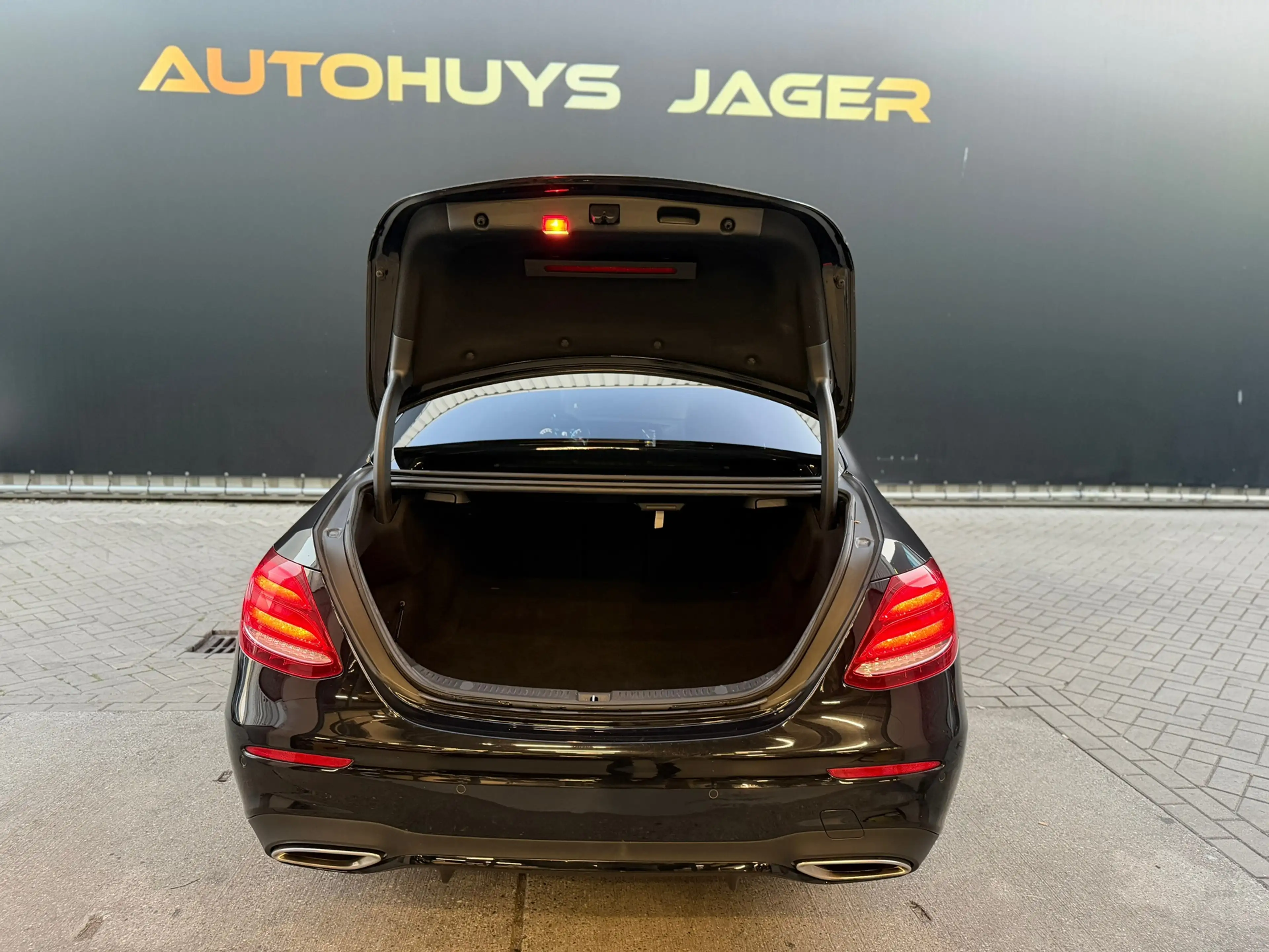Mercedes-Benz E 200 AMG Pano Burmester Hud Camera Sfeer 360 — photo 14