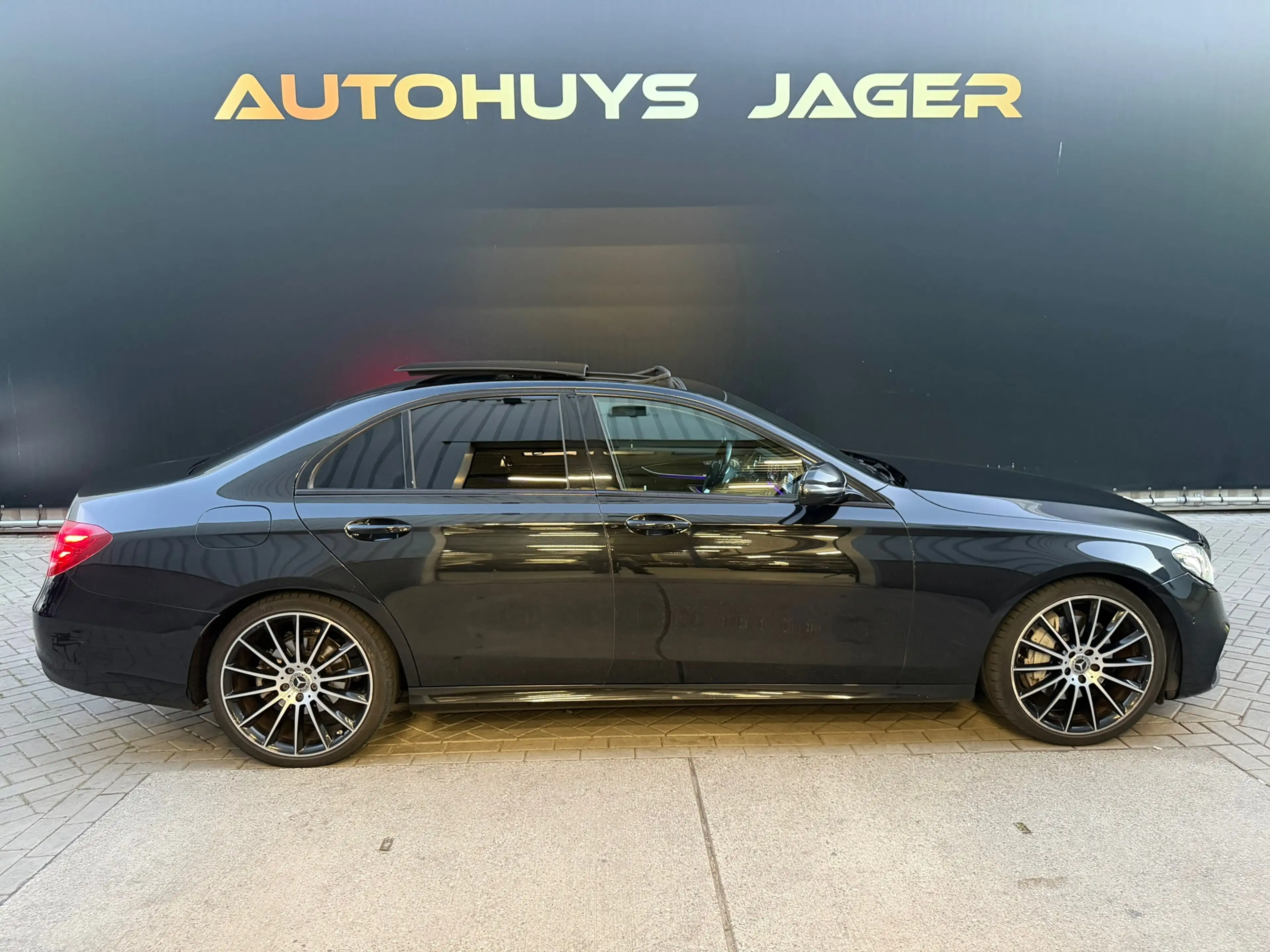 Mercedes-Benz E 200 AMG Pano Burmester Hud Camera Sfeer 360 — photo 10