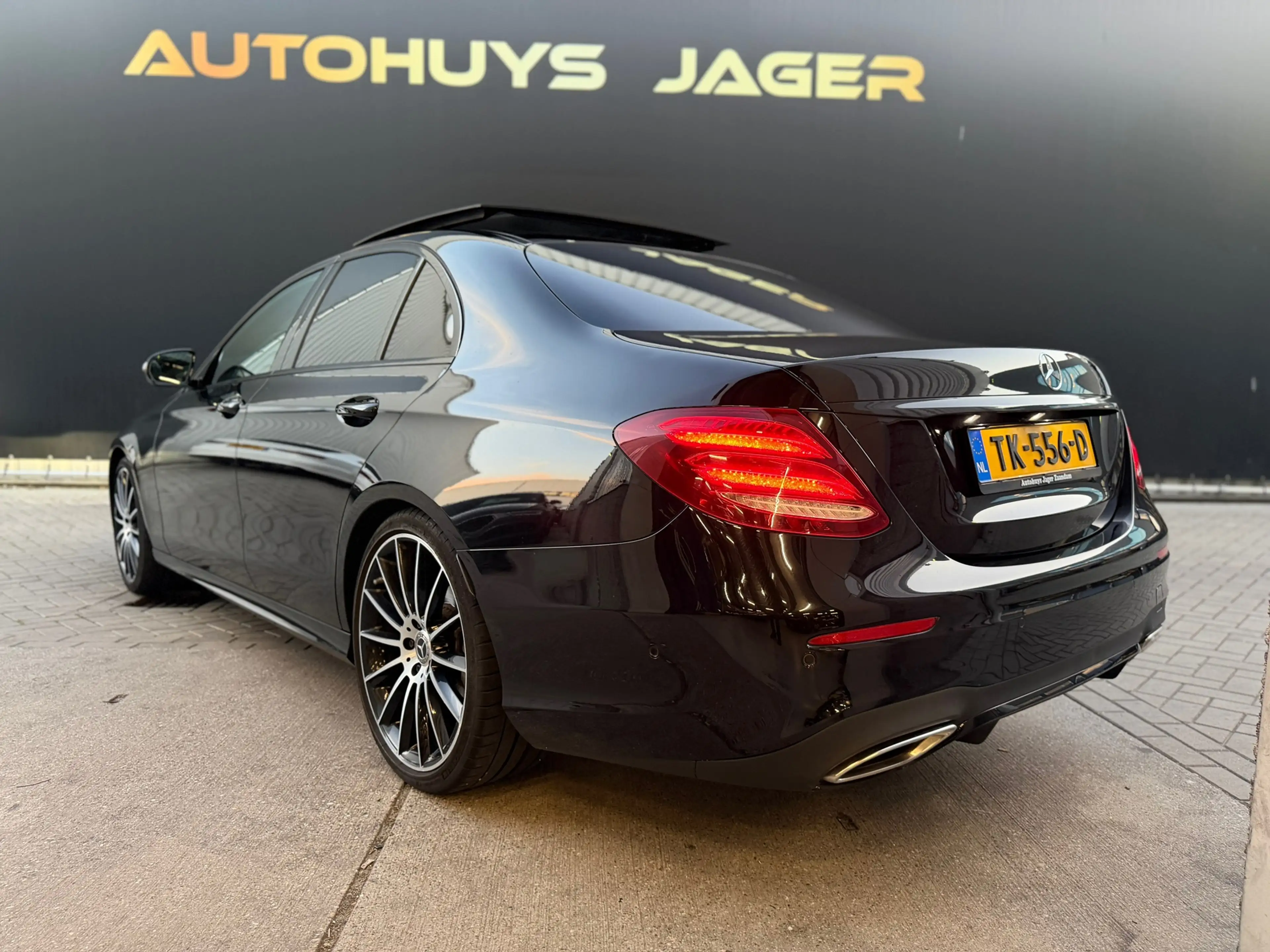 Mercedes-Benz E 200 AMG Pano Burmester Hud Camera Sfeer 360 — photo 2