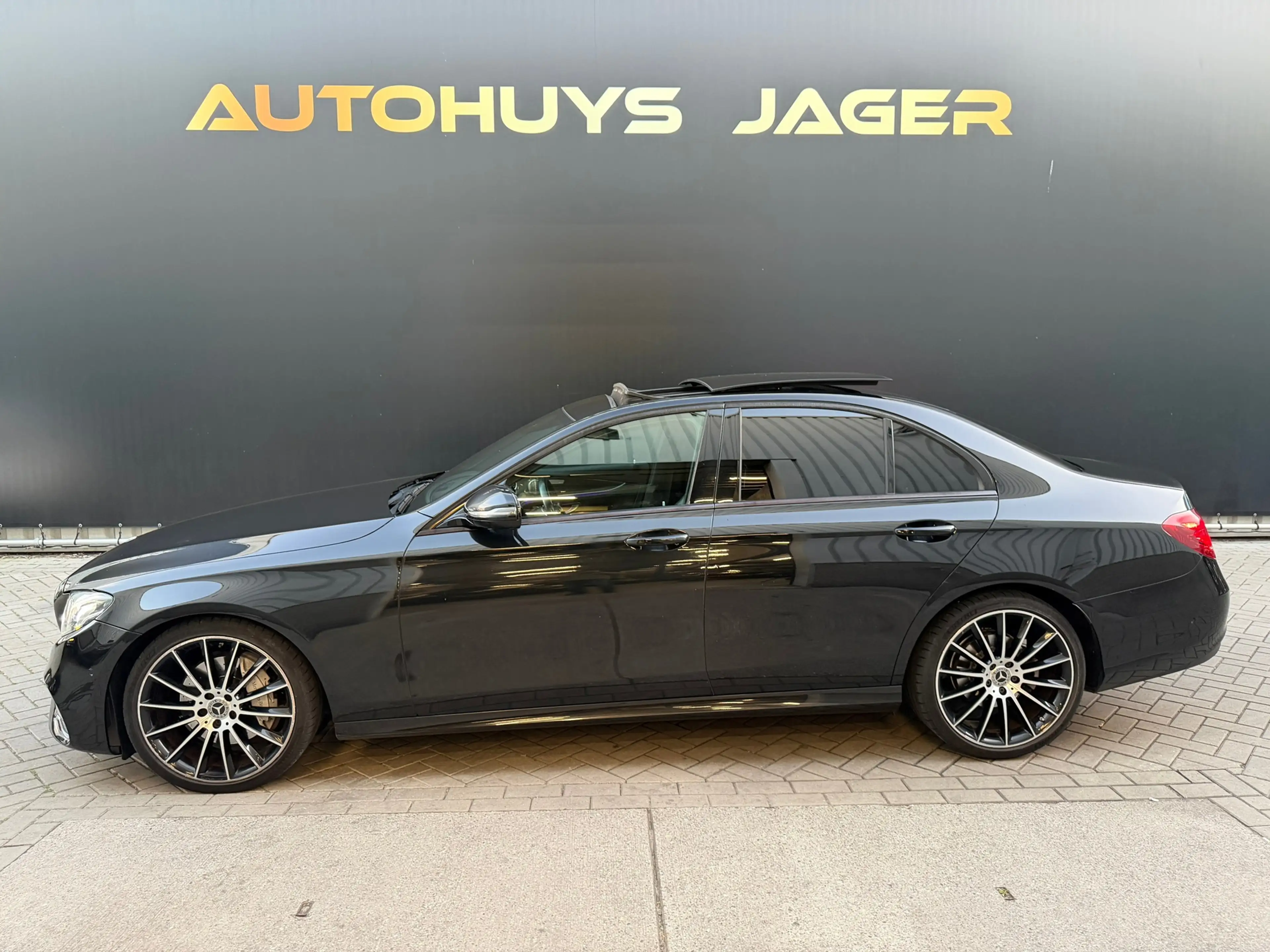 Mercedes-Benz E 200 AMG Pano Burmester Hud Camera Sfeer 360 — photo 4
