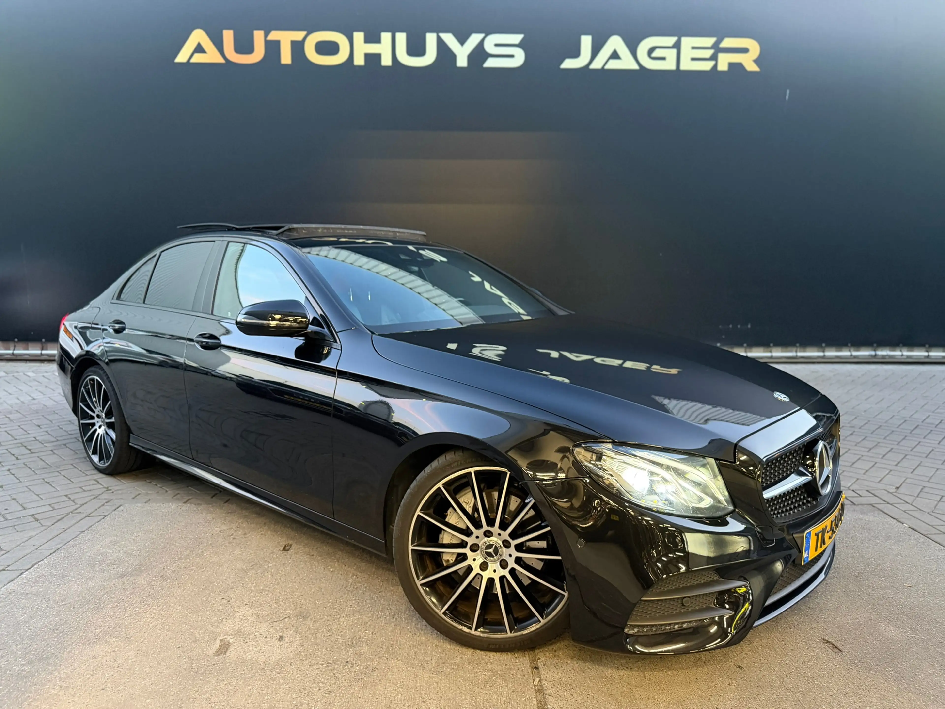 Mercedes-Benz E 200 AMG Pano Burmester Hud Camera Sfeer 360 — photo 11
