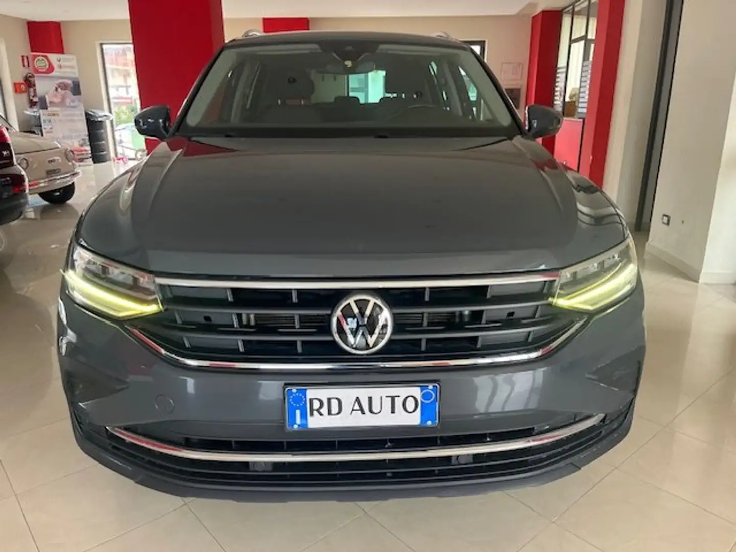 Volkswagen Tiguan Tiguan II 2021 2.0 tdi Life 150cv dsg Grigio - 2
