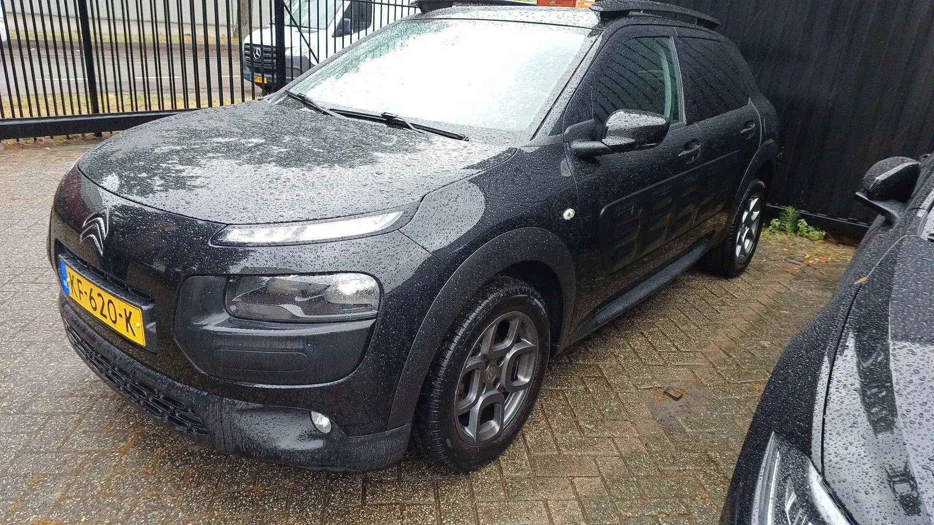 Citroen C4 Cactus 1.2 PureTech Shine | Navigatie | Climate Control | Fekete - 2