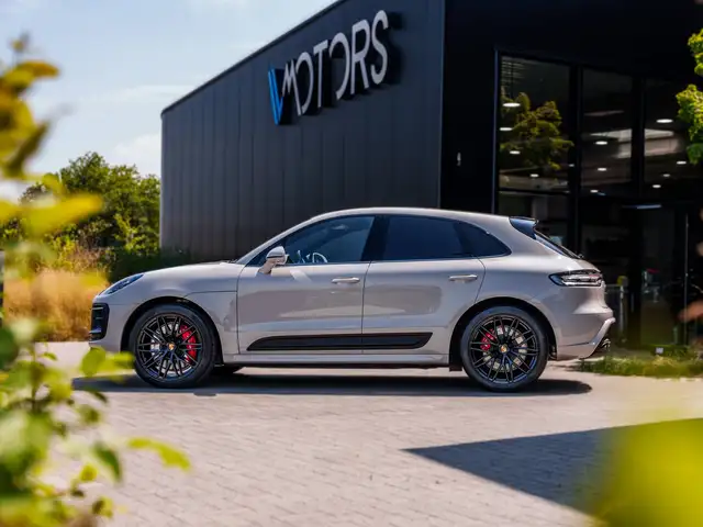 Porsche Macan view 3