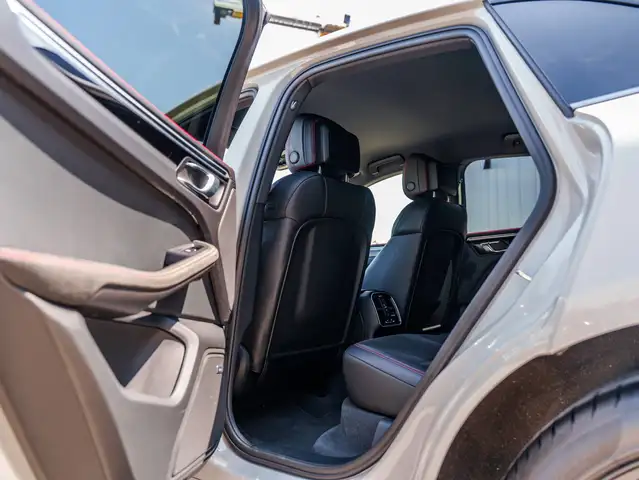 Porsche Macan view 14
