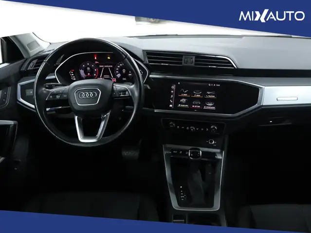 Audi Q3 view 12
