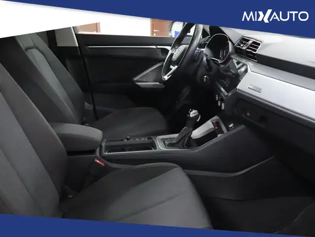 Audi Q3 view 13