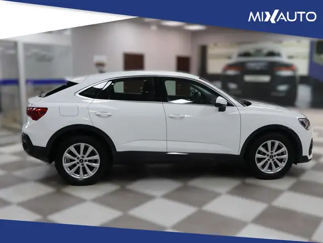 Audi Q3 view 3
