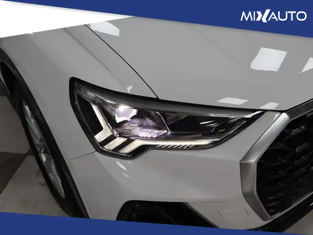 Audi Q3 view 11