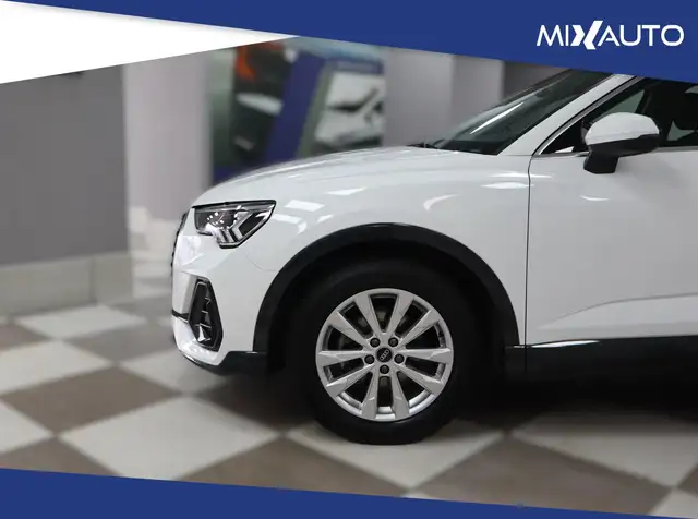 Audi Q3 view 8