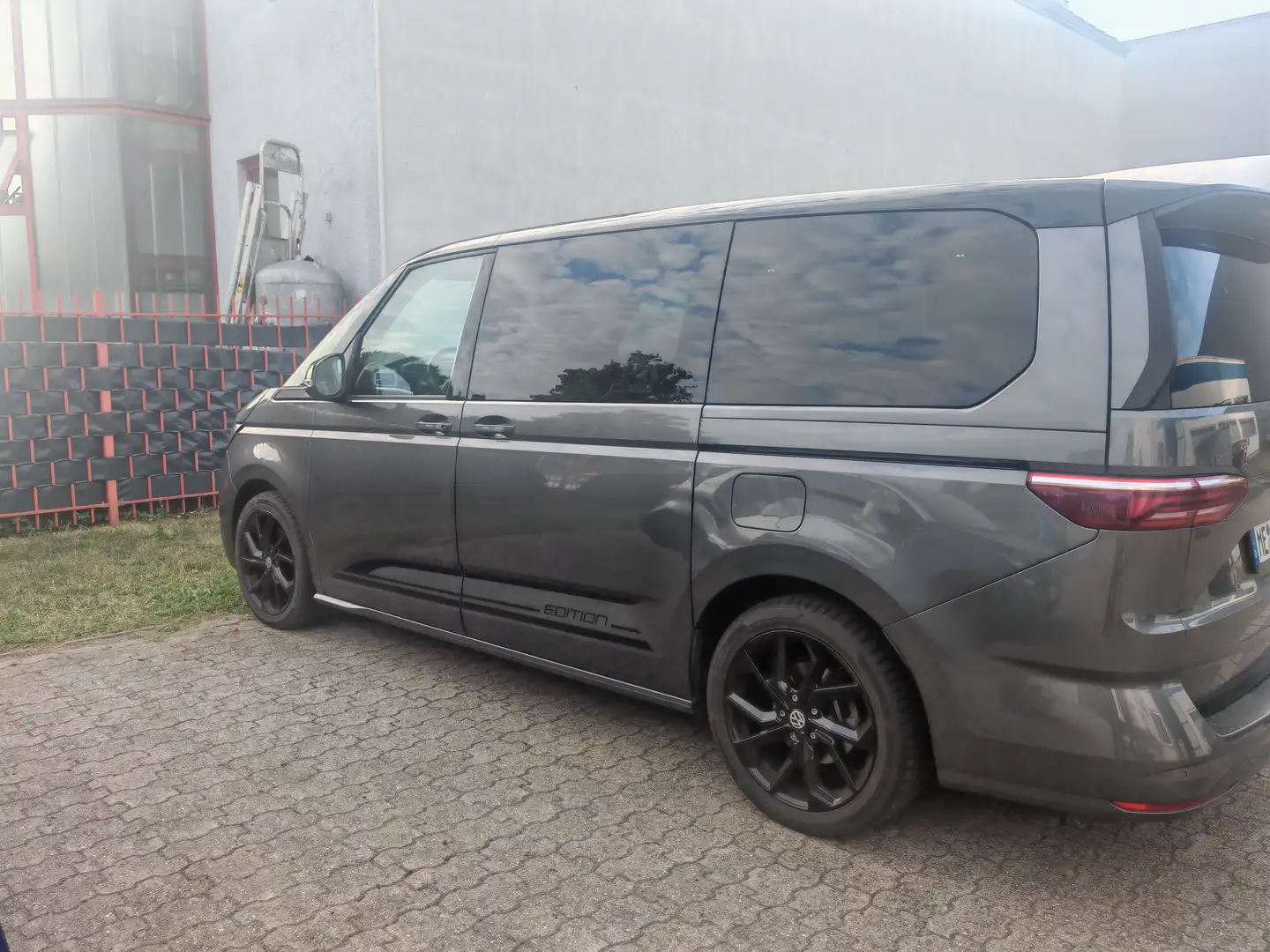 Volkswagen T7 Multivan Edition lang Grau - 2