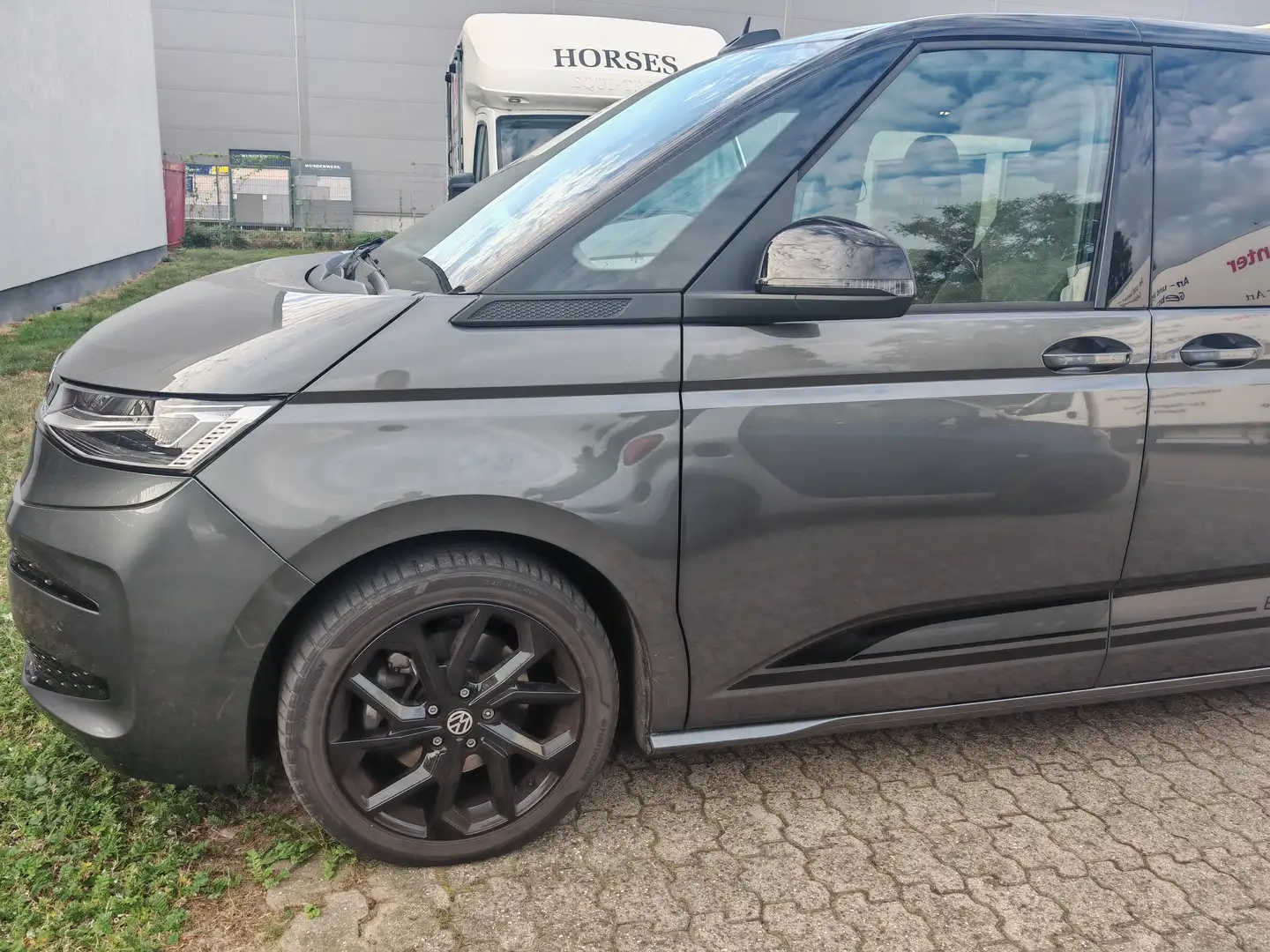 Volkswagen T7 Multivan Edition lang Grau - 1