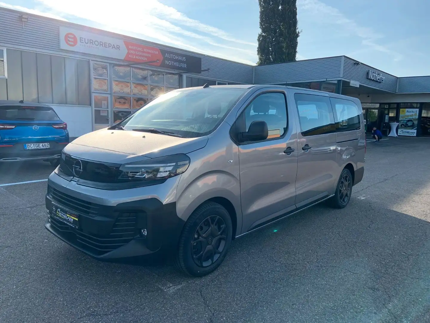 Opel Vivaro Kombi XL 9 Sitze 8 AT 5 Jahre Garantie Grau - 2
